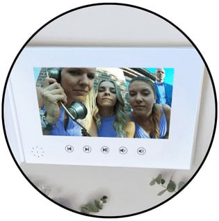Weißes Videobuch von Dein Videofon mit integriertem Bildschirm – zeigt emotionale Videoaufnahmen von Hochzeitsgästen als digitale Erinnerung zum Anfassen.