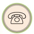 Schwarzer Umriss eines klassischen Drehtelefons, zentriert auf einem beigen Kreis mit grünem, zweizeiligem Rand.