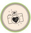Eine einfache Illustration einer Kamera mit einem Herzsymbol auf der Linse, eingefasst in einen kreisförmigen, grün umrandeten Rahmen.