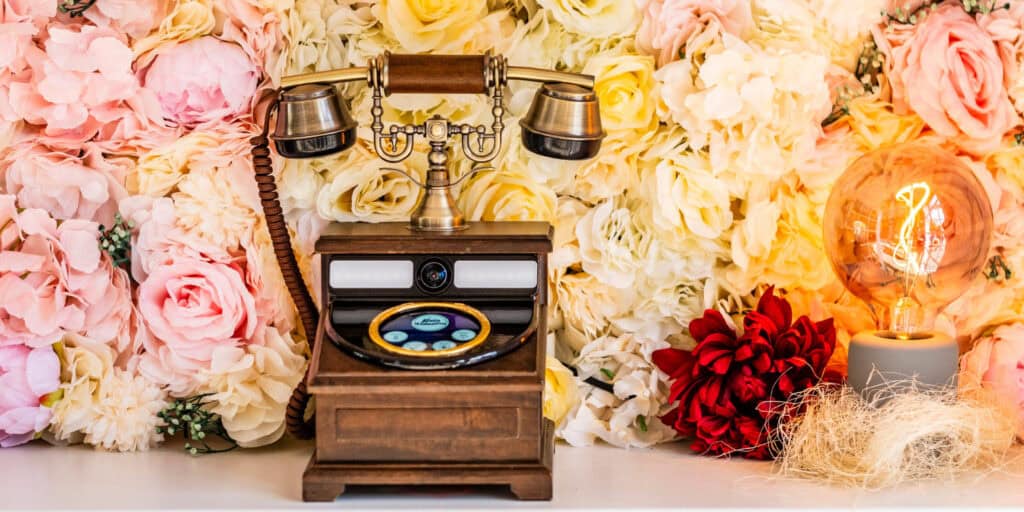 Schwarz Kreis mit Utensilien Restaurant Logo 1200 x 600 px - Das Videofon – die moderne Art, Erinnerungen an eure Hochzeit lebendig zu halten