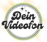 Kreisförmiges Logo mit Dein Videofon in schwarzer Schrift, grüner Umrandung, Sternakzenten und einem Play-Button-Symbol, das das o in Videofon ersetzt.